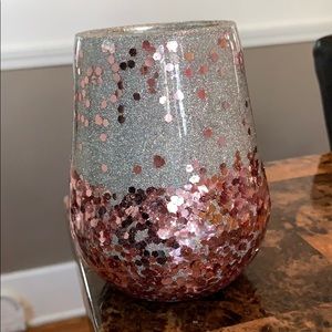 Wine tumbler with rose gold bottom